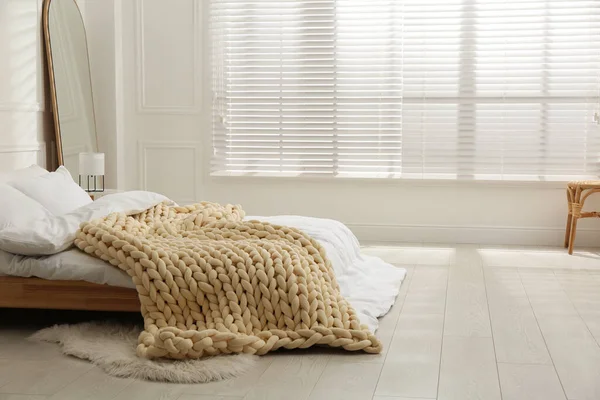 柔らかいチュンキーニット毛布ベッドの上の光の部屋 — ストック写真