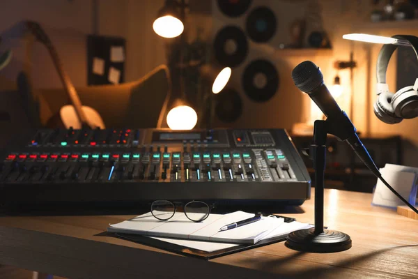 收音机演播室桌上的麦克风和专业混合控制台 — 图库照片