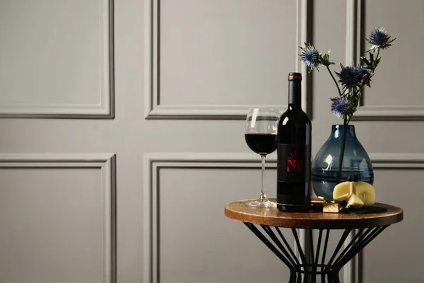 Bottle Red Wine Glass Delicious Snacks Beautiful Bouquet Wooden Table — ストック写真