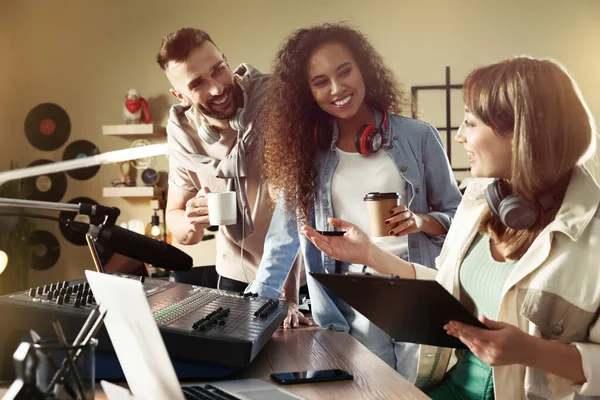 Pessoas Que Trabalham Estúdio Rádio Moderno Com Equipamentos Profissionais — Fotografia de Stock