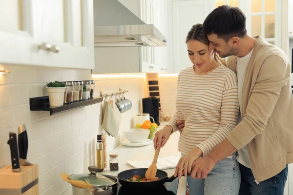 Pareja Feliz Preparando Desayuno Juntos Cocina — Foto de Stock