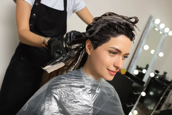 Profesionální Kadeřník Barvení Vlasů Klienta Salonu Krásy — Stock fotografie