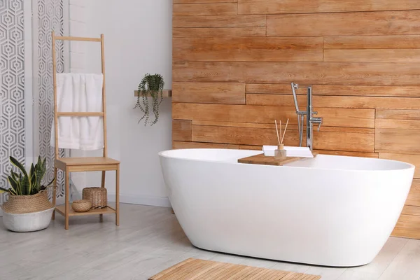 浴室の白い浴槽と美しい植物 インテリアデザイン — ストック写真