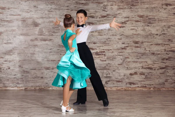 Hermosa Pareja Niños Bailando Juntos Estudio — Foto de Stock