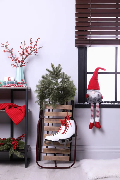 Sleigh Pair Ice Skates Fir Branches Window Decorated Room — Stockfoto