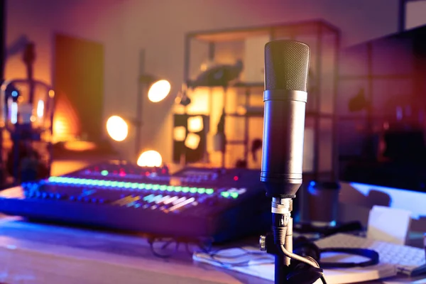 Microfono Vicino Tavolo Con Console Miscelazione Professionale Studio Radio — Foto Stock