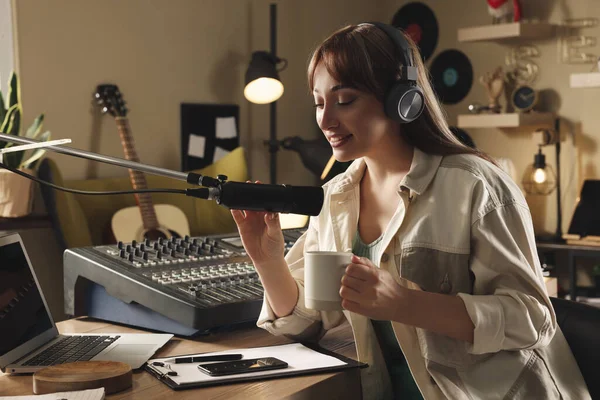 Frau Arbeitet Als Radiomoderatorin Modernen Studio — Stockfoto