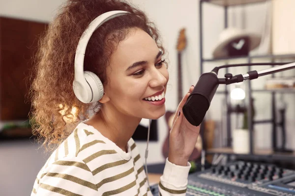 Mulher Afro Americana Trabalhando Como Apresentadora Rádio Estúdio Moderno — Fotografia de Stock