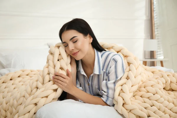Νεαρή Γυναίκα Πυκνή Πλεκτή Κουβέρτα Στο Κρεβάτι Στο Σπίτι — Φωτογραφία Αρχείου