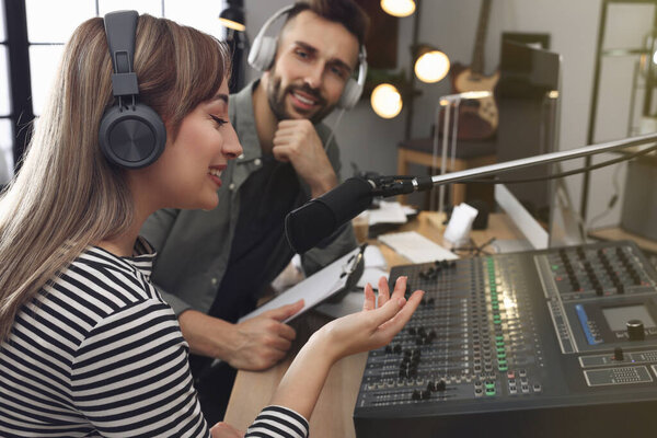 Hombre Entrevistando Mujer Joven Estudio Radio Moderno — Foto de Stock