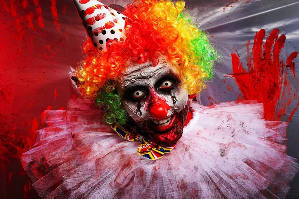 Angstaanjagende Clown Buurt Van Bloed Bevlekte Plastic Film Halloween Feest — Stockfoto