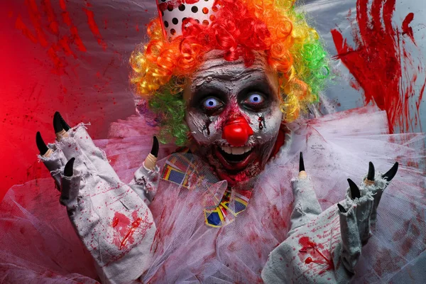 Angstaanjagende Clown Buurt Van Bloed Bevlekte Plastic Film Halloween Feest — Stockfoto