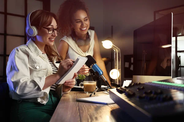 Junge Frauen Arbeiten Modernem Radiostudio — Stockfoto