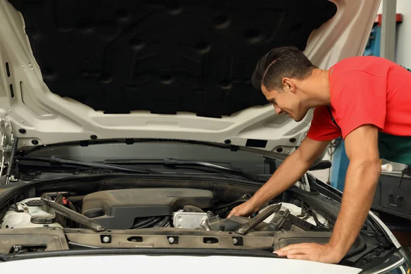 Mecânico Profissional Verificando Carro Moderno Oficina Reparação Automóveis — Fotografia de Stock