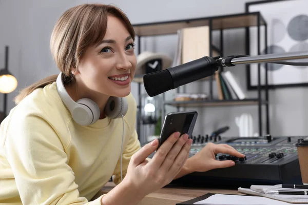 Mulher Com Smartphone Trabalhando Como Apresentadora Rádio Estúdio Moderno — Fotografia de Stock