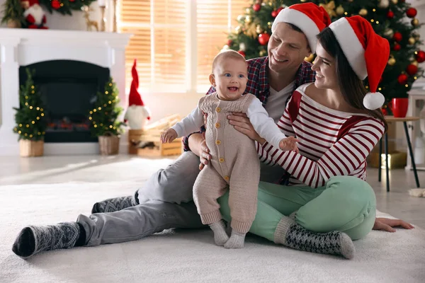 Familia Feliz Con Lindo Bebé Suelo Habitación Decorada Para Navidad —  Fotos de Stock