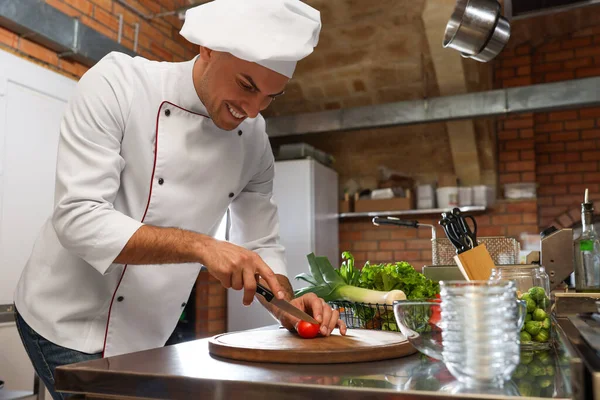 Professional Chef Cutting Fresh Tomato Restaurant Kitchen — Stok fotoğraf