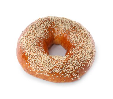 Lezzetli taze simit, susam tohumlu beyaz üzerine izole edilmiş.