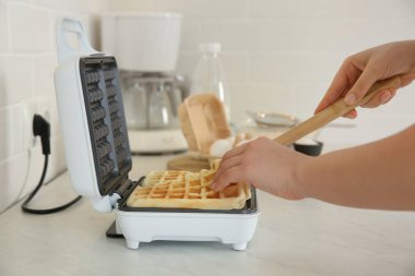Mutfakta nefis Belçika waffle 'ı yapan kadın, yakın plan.