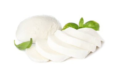 Beyaz arka planda lezzetli mozarella peyniri dilimleri ve fesleğen.
