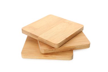 Beyaz zemin üzerinde ahşap bardak altlıkları