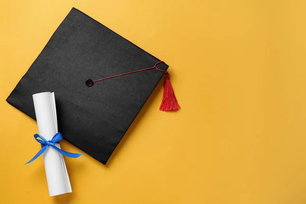 黄色の背景に卒業帽子と卒業証書 フラットレイアウト テキストのスペース — ストック写真