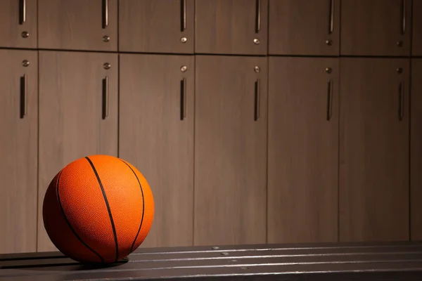 Pallone Basket Arancione Panchina Legno Nello Spogliatoio Spazio Testo — Foto Stock