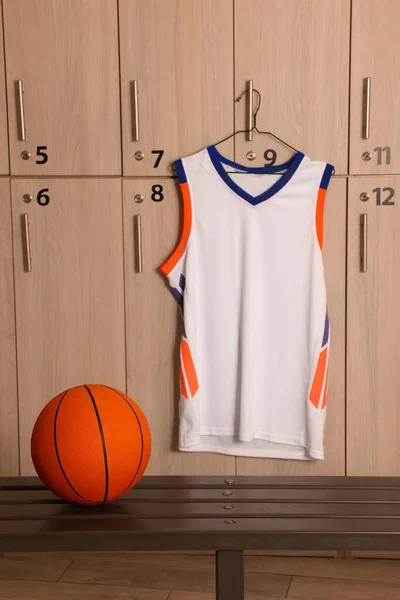 Orange Basketball Ball Wooden Bench Hanger Uniform Locker Room — Fotografie, imagine de stoc