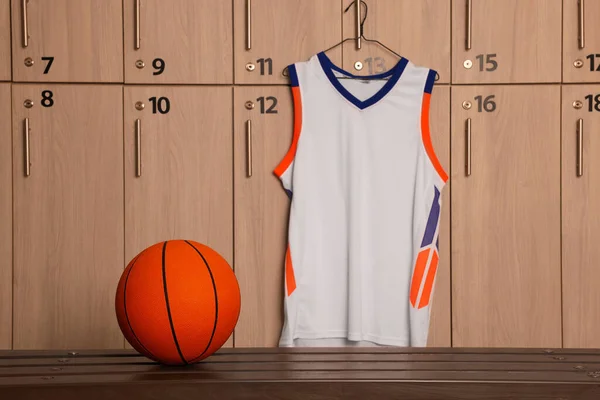 Orange Basketball Ball Wooden Bench Hanger Uniform Locker Room — Fotografie, imagine de stoc