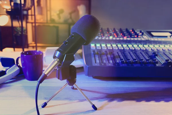Radyo Stüdyosundaki Masada Mikrofon Profesyonel Karıştırma Konsolu — Stok fotoğraf