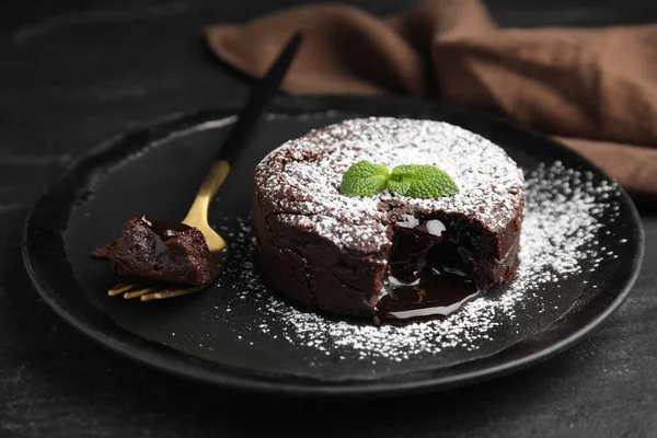 Läcker Färsk Fondant Med Varm Choklad Och Mynta Svart Bord — Stockfoto