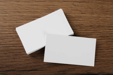 Tahta arka planda boş kartvizitler, düz yatış. Tasarım için model