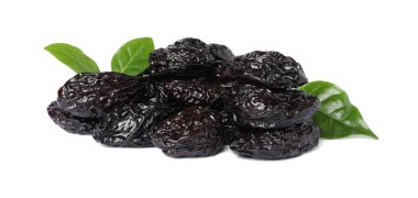 Beyaz arka planda kurumuş kuru erik ve yeşil yapraklar yığını