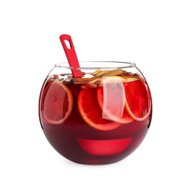 Beyaz üzerine izole edilmiş cam kase aromatik meyve suyu.