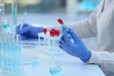 Laboratuvarda numuneyle çalışan bir bilim adamı, yakın plan. Tıbbi araştırma