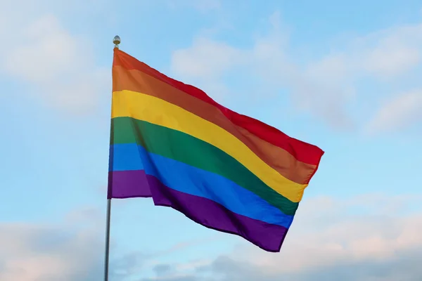 Drapeau Lgbt Lumineux Contre Ciel Bleu Avec Des Nuages — Photo