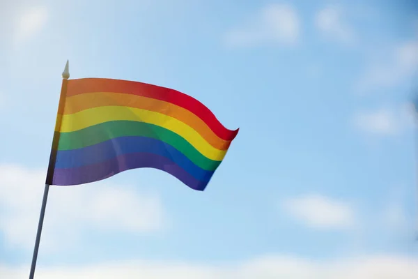 Brillante Bandera Lgbt Contra Cielo Azul Con Nubes — Foto de Stock