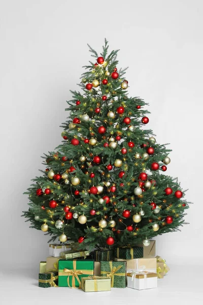 Beautiful Christmas Tree Gift Boxes White Background — Zdjęcie stockowe