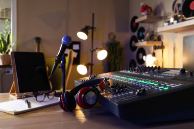 Modern radyo stüdyosunda profesyonel ses ekipmanları