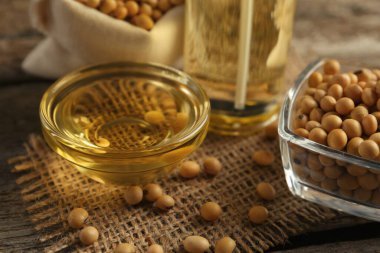 Ahşap masada soya yağı ile kompozisyonu, yakın plan.