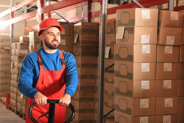 Dělník Paletovým Hákem Skladu Logistické Centrum — Stock fotografie