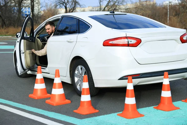 Joven Coche Pista Pruebas Con Conos Tráfico Escuela Conducción — Foto de Stock