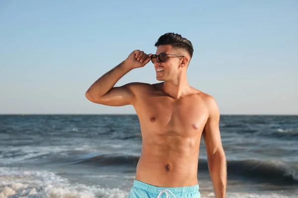 Schöner Mann Mit Attraktivem Körper Strand — Stockfoto