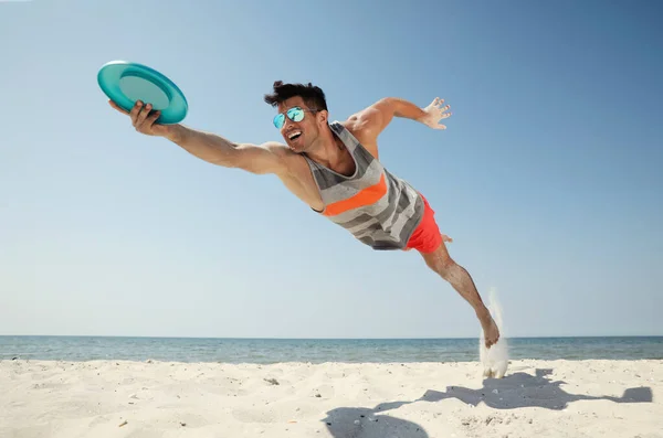 Homem Esportivo Pulando Pegando Disco Voador Praia — Fotografia de Stock