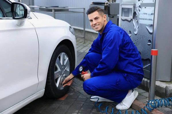 Pneu Inflar Mecânico Profissional Serviço Carro — Fotografia de Stock