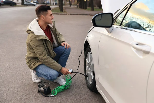 Hombre Guapo Inflando Neumático Coche Con Compresor Aire Calle — Foto de Stock