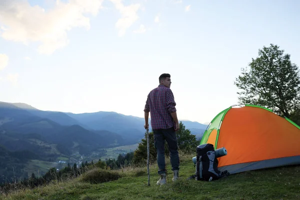 Turista Con Zaino Materassino Vicino Tenda Campeggio Montagna — Foto Stock