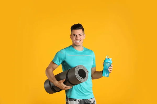 Handsome Man Yoga Mat Shaker Yellow Background — Stok fotoğraf
