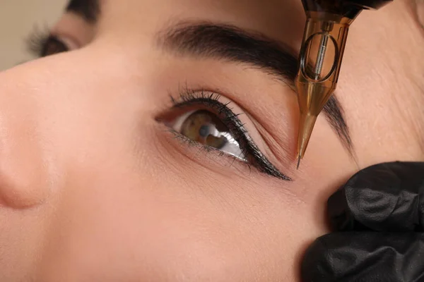 Młoda Kobieta Trakcie Procedury Makijażu Trwałego Oczu Salonie Tatuażu Zbliżenie — Zdjęcie stockowe