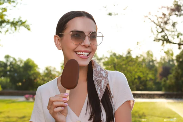 Hermosa Mujer Joven Sosteniendo Helado Glaseado Chocolate Aire Libre — Foto de Stock